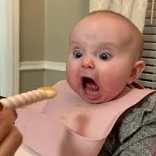 Bebê querendo comer