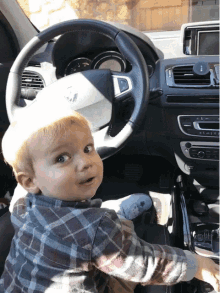 Bebê brincando de dirigir