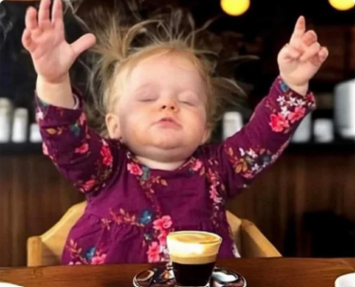 Bebê lembrando os pais do café